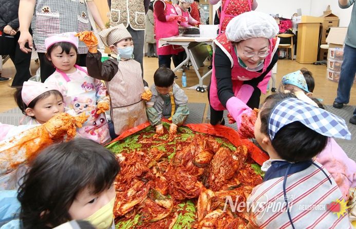 박희영 용산구청장이 ‘한마음 김장나눔’ 행사에서 청파어린이집 원아들과 함께 김장을 담그고 있다.