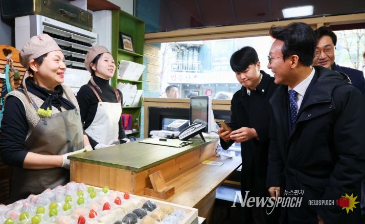 김민석 국무총리가 28일 대전 중구 대흥동 제과점을 방문, 상인과 대화를 나누고 있다.