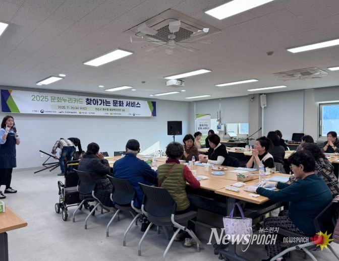 찾아가는 문화서비스’ 행사 중 공예 체험 모습