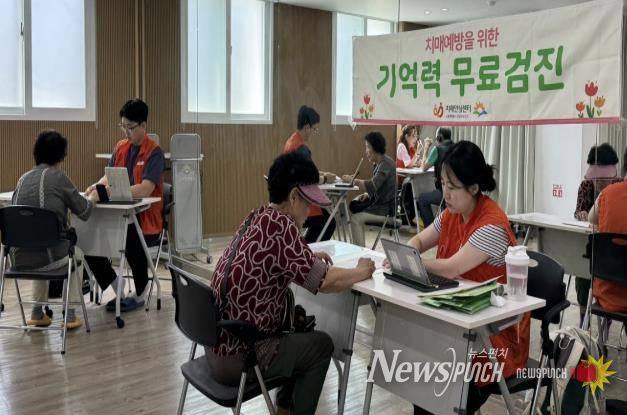 보건지소에서 ‘찾아가는 치매 선별검진’을 진행하고 있다