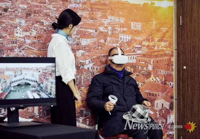 용산구가 관광약자를 위해 운영한 ‘글로벌 VR 여행 체험 프로그램’에서 한 주민이 가상 여행을 체험하고 있다.