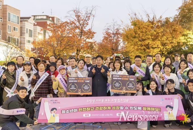 수능 당일인 11월 13일, 박강수 마포구청장이 레드로드에서 청소년 유해환경 예방 캠페인을 펼쳤다.