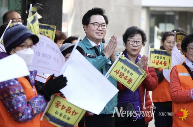 박일하 동작구청장이 지난달 10일, 서울 동작구 사당4동의 이면도로에서 로에서