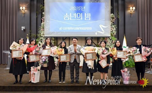 김동근 시장이 11월 28일 ‘2025년 보육교직원 보육인의 밤’ 행사에서 유공자들에게 시상을 한 뒤 함께 기념사진을 찍고 있다.