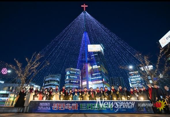 김동근 시장이 11월 28일 의정부역 동부광장에서 열린 성탄트리 점화식에서 참석자들과 기념사진을 찍고 있다.