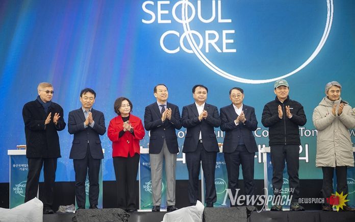 박희영 서울 용산구청장이 용산국제업무지구 기공식 행사 무대에서 기념 퍼포먼스를 하고 있다.