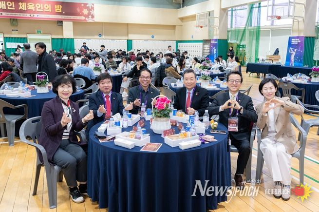 28일 열린 ‘강남장애인 체육인의 밤’ 행사에 강남구의회 의원들(좌측에서 3번째 복진경 부의장, 2번째 이동호 운영위원장)