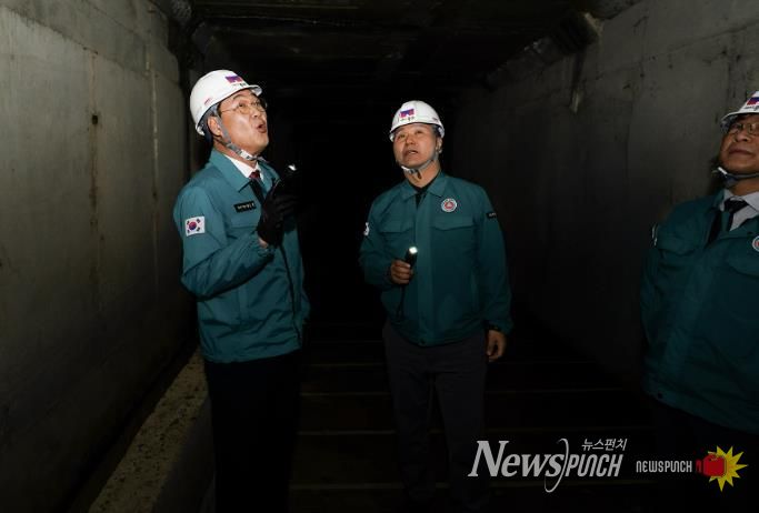 해빙기 안전 점검에 나선 정문헌 구청장의 모습