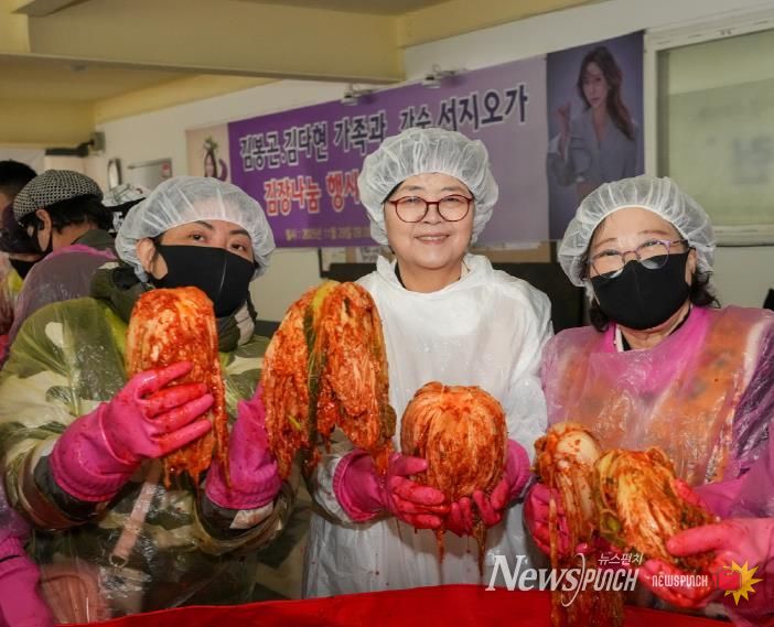 이순희 강북구청장이(왼쪽 두 번째) 봉사자들과 김장나눔 행사 기념촬영을 하고 있다