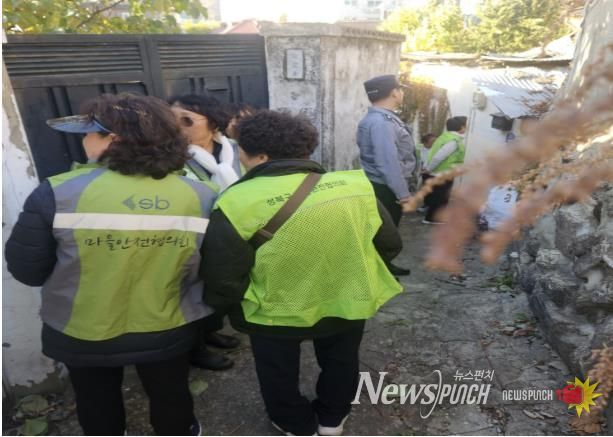 성북동 민·관·경 합동 순찰단이 관내 위험시설물을 순찰하고 있다.
