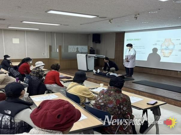 도봉구 주민들이 암 건강대학 강좌를 듣고 있다.