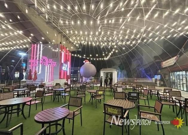 서대문구가 카페폭포 수변테라스에 설치한 ‘초대형 반구형 투명 에어돔’ 내부 모습