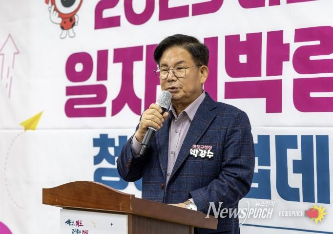 2025년 마포구 일자리박람회에 참여한 박강수 마포구청장