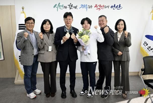 이민근 안산시장(사진 왼쪽에서 세번째)과 홍은미 선수(왼쪽에서 네번째)가 봉납식을 개최하고 기념촬영을 하고 있다.