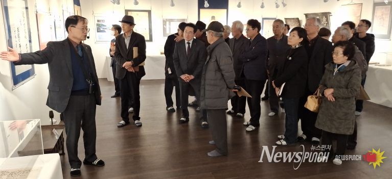 영천역사박물관 제2전시관에서 진행 중인 창녕조씨 영천문중 유물기획전 전시 모습