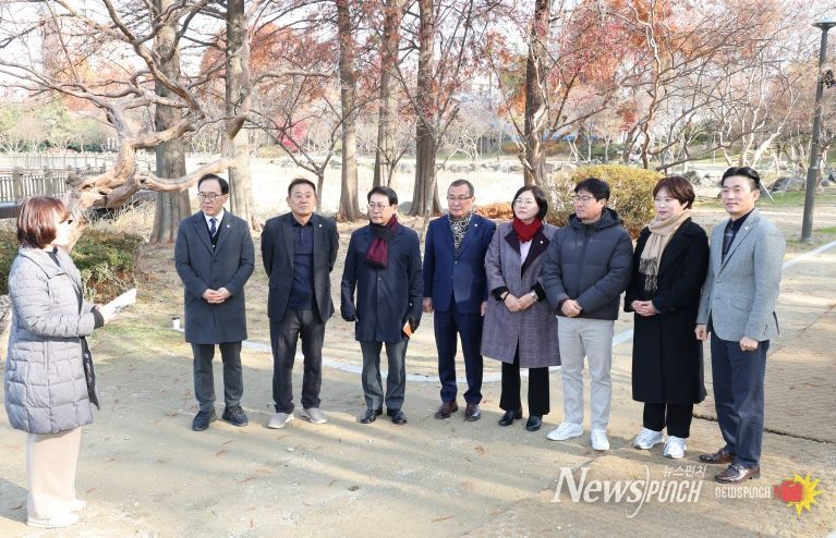 전주시의회 복지환경위원회, 덕진공원 대표관광지 조성 현장 점검