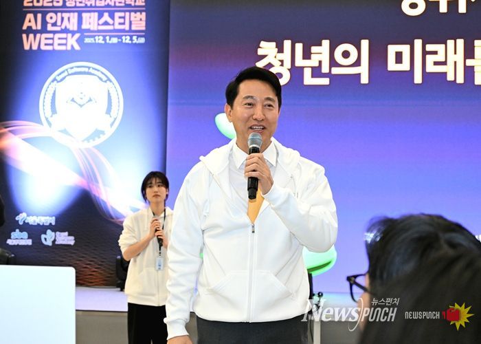 오세훈 서울시장이 2일 DDP에서 열린 ‘2025 청년취업사관학교 AI 인재페스티벌'에서 새싹(SeSAC) 해커톤 참가자들에게 응원의 메시지를 건네고 있다.