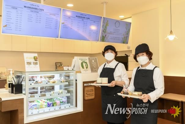 양천구 어르신 일자리 ‘시니어 카페’ 근무 전경