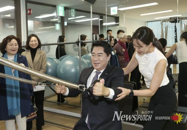 지난달 개최된 관악더행복마루 개관식에서 기구 필라테스 체험하는 박준희 관악구청장