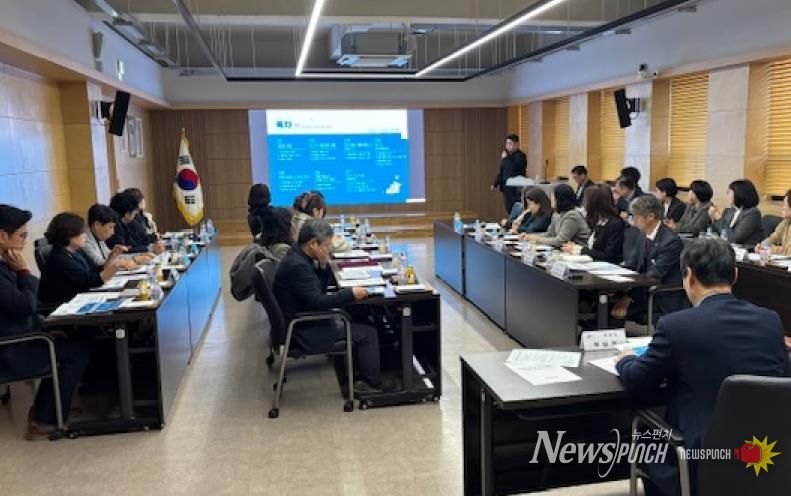 허남석 안산시 부시장이 1일 시청 제1회의실에서 ‘아동친화도시 조성전략 수립 연구용역’ 최종보고회를 진행하고 있다.