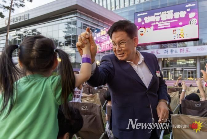박강수 마포구청장이 엄빠랑 영화광장 행사에 참여한 어린이들과 인사를 하고 있다.
