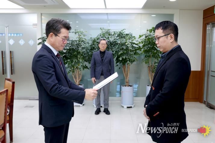 지난 1일 정원오 성동구청장(좌측)이 노동이사 임명장을 수여하고 있는 모습