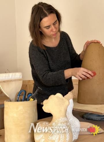 고흥분청문화박물관, 국제 도예 교류의 플랫폼 구축의 첫걸음 (1) - 분청문화박물관 내 세심헌에서 작업 중인 마르티나 무라로