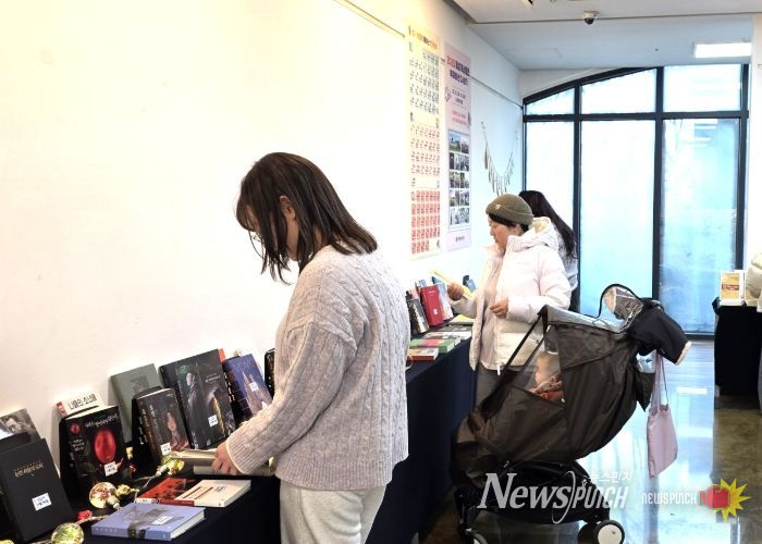 노은도서관에서 진행중인 ‘북큐레이션 다시보기’ 특별전