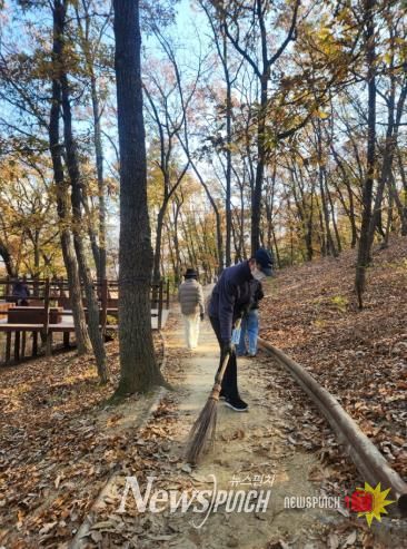 범어동 주민 이범일(69세) 씨가 범어공원에서 ‘시민 자율 빗자루’를 이용해 낙엽을 치우고 있다.