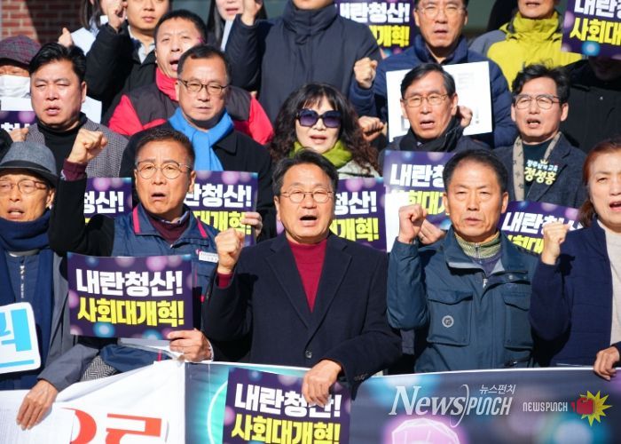 강기정 광주광역시장이 3일 오전 동구 5·18민주광장에서 열린 빛의혁명 1년 광주공동체 기자회견에 참석해 구호를 외치고 있다./광주광역시 제공