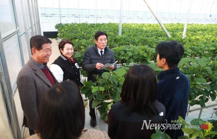 곡성군 관계자들이 임대형 스마트팜에 방문하여, 청년 농업인의 애로사항을 듣고 있다.