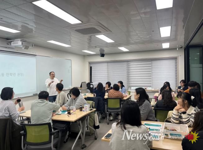 곡성군 꿈키움마루에서 창의융강사과정 교육을 받고 있는 교육생들