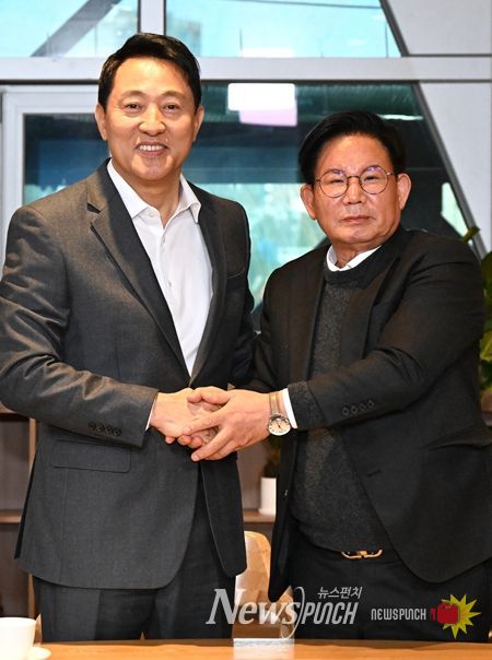 오세훈 시장 3일 오전 박강수 마포구청장을 만나 면담 전 기념사진을 촬영하고 있다.