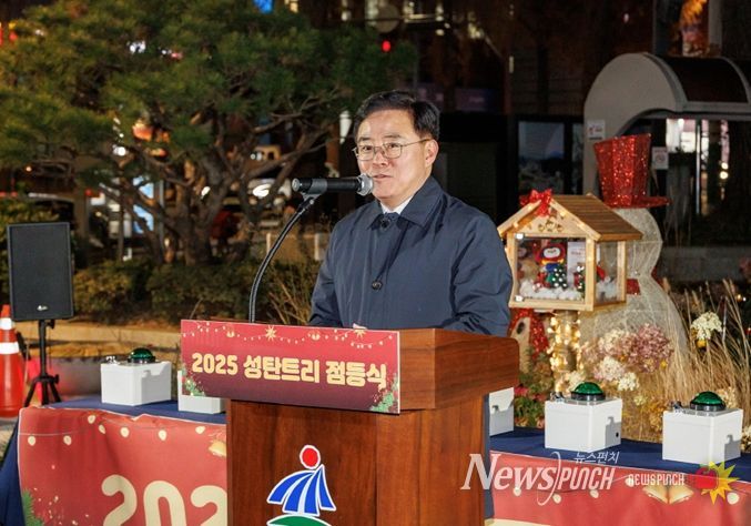 진교훈 서울 강서구청장이 2일 오후 5시 30분 구청 앞마당에서 연말을 맞아 열린 ‘성탄트리 점등식’에서 인사말을 하고 있다.