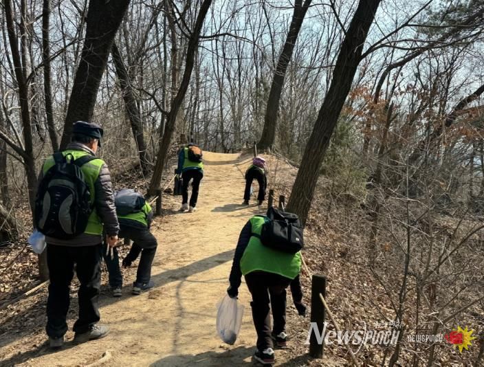 북한산둘레길 지킴이 사업 참여자들이 환경정비를 하고 있다.