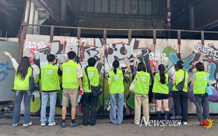 ‘반딧불이 순찰대’ 활동을 하고 있는 청년들