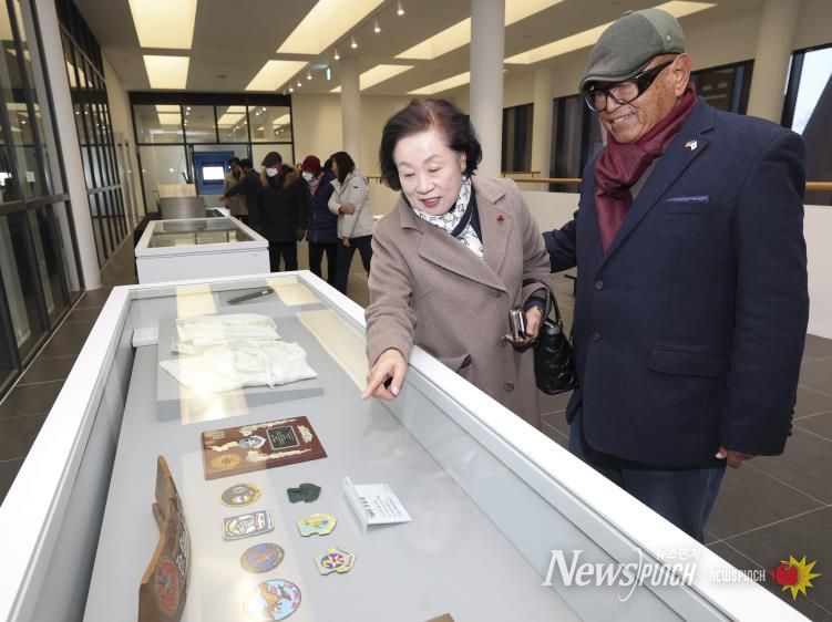 3일 열린 매향리평화기념관 제1회 기증자의 날 행사에서 참석자들이 특별 전시를 관람하고 있다