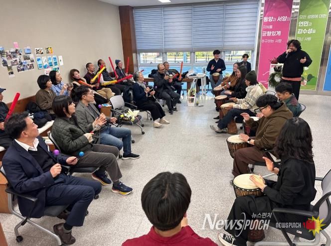 지난 3일 2025 순천에코칼리지 실험과정 수료식 참석자들이 드럼서클 활동으로 젬베 등 악기 합주를 하고 있다