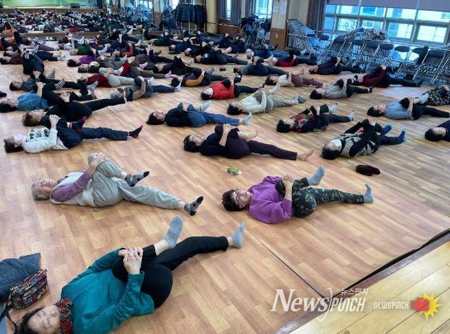 찾아가는 생활체육교실 프로그램의 일환으로 복지관에서 진행된 단체 요가 스트레칭 수업