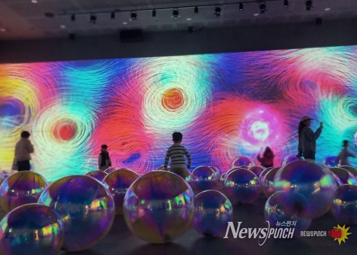 김포시가 오는 31일까지 김포미디어아트센터에서 <물 위의 세계>를 통해 김포의 포구를 조명하고 있다.