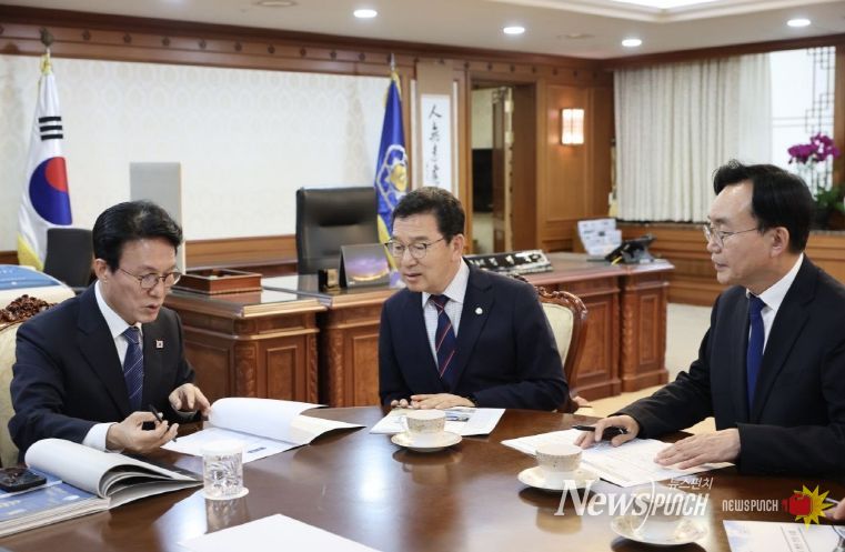 윤병태 나주시장(오른쪽)과 신정훈 국회의원(가운데)이 김민석 국무총리(왼쪽)에게 지역 현안을 설명하며 국비 지원을 요청하고 있다.