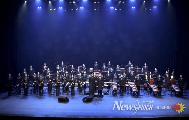 안산시립국악단이 4일 안산문화예술의전당 해돋이극장에서 제69회 정기연주회 '월드 오케스트라 Ⅶ'를 진행하고 있다.