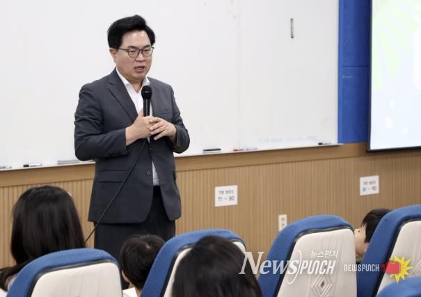 박일하 동작구청장이 지난 7월 숭실대학교에서 열린 ‘여름방학 동작형 리스닝 영어캠프’에 참석해 인사말을 하고 있다.