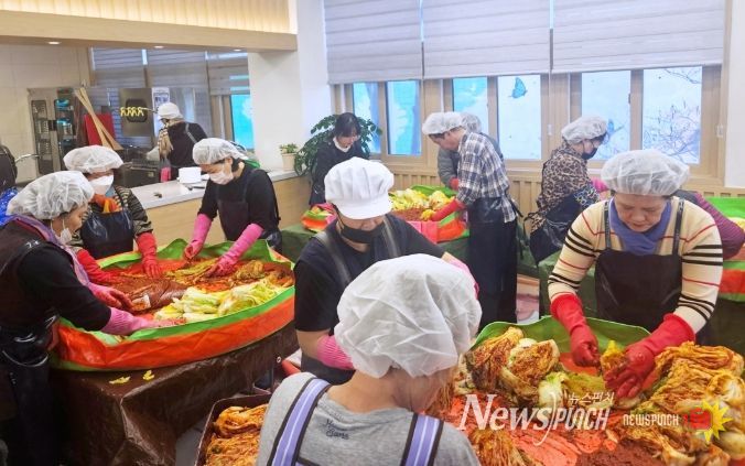 지역사회와 함께 버무린 ‘사랑의 김장’