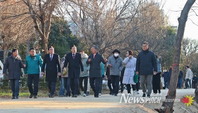 경주시 동해남부선 폐선부지 임시산책로를 걸으며 조성 현황을 살펴보고 있는 주낙영 시장과 지역 시의원, 통장, 주민들. 경주시는 지난 4일 임시개방 구간을 시민들에게 공개하고 현장 점검을 실시했다.