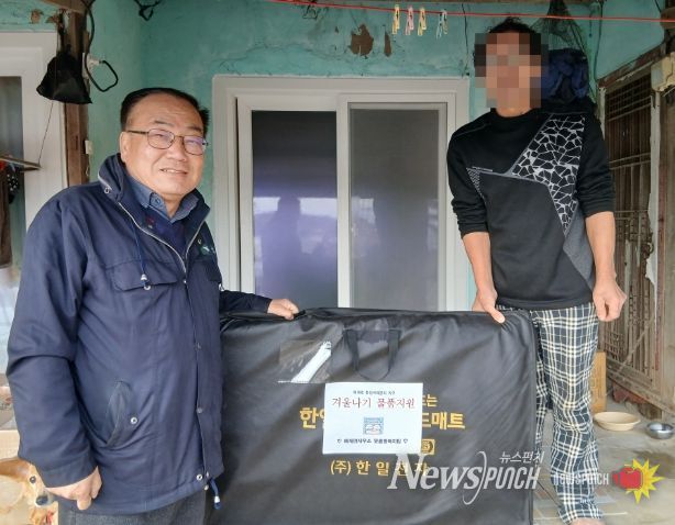 박성서 해제면장이 통합사례관리 대상 가구에 겨울나기 물품을 전달하고
