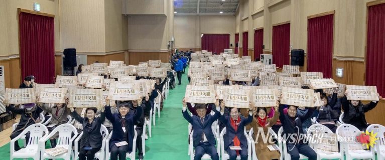 최충규 대덕구청장(사진 첫 번째 줄 왼쪽 세 번째)과 대덕구의원 및 장애인, 활동지원사, 자원봉사자들이 6일 대덕구장애인종합복지관 주관 송년 행사 ‘나리찬 축제’에서 플래카드를 들고 기념 촬영을 하고 있다.