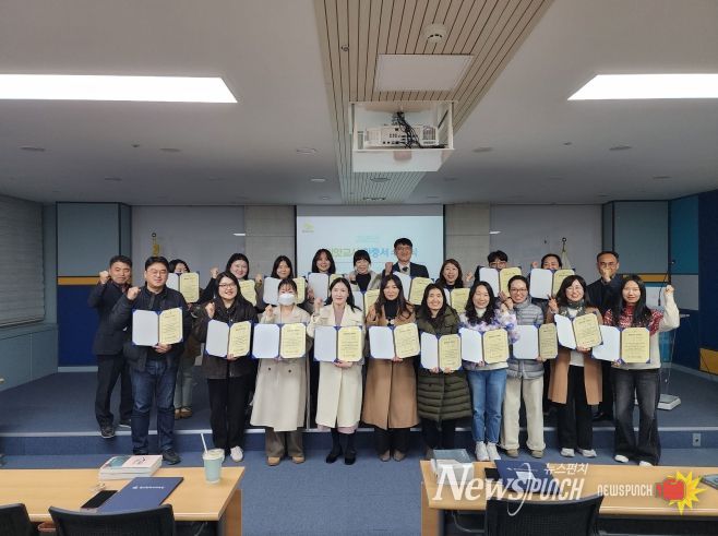 울산 씨앗교사들이 8일 교육청 다산홀에서 씨앗교사 인증서와 휘장을 받고 기념사진을 찍고있다.