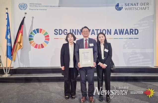 정영준 부구청장(가운데)을 비롯한 서초구 관계자들이 현지시각 6일 독일 뮌헨에 위치한 바이에른 주의회에서 열린 ‘2025 유엔 지속가능발전 혁신상(UN SDG Innovation Award)’에서 지방정부 부문 TOP 5에 선정돼 기념 촬영하고 있다.