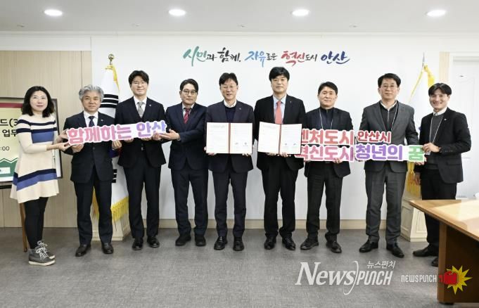 이민근 안산시장(왼쪽)이 9일 안산시 청년창업펀드 3호 조성을 위해 박선배 (주)신한벤처투자 대표이사와 업무협약을 체결하고 기념촬영을 하고 있다.